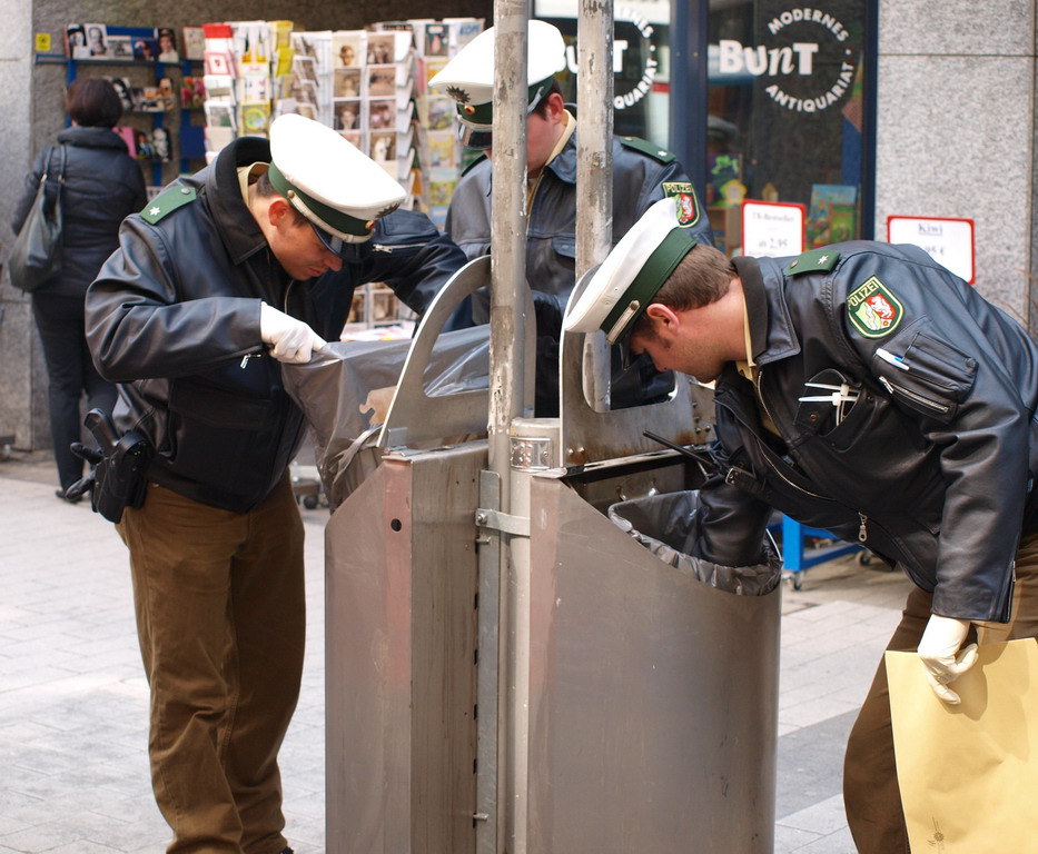 Suchmassnahmen am Koelner Neumarkt nach Raubueberfall im Parkhaus Wolfstr P19.JPG